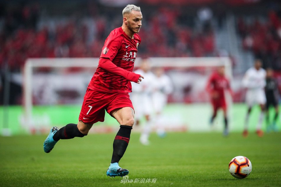 球迷们翘首 球迷们翘首